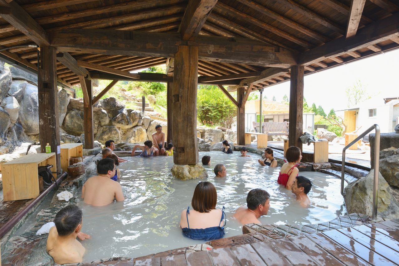 Mixed bathing is the order of the day in the open-air bath at Suzume-no-yu, although bathers can no longer go nude. Either <em>yuamigi</em> (bathwear) or swimsuits must now be worn. Basic <em>yuamigi</em> may be purchased at the gift shop.