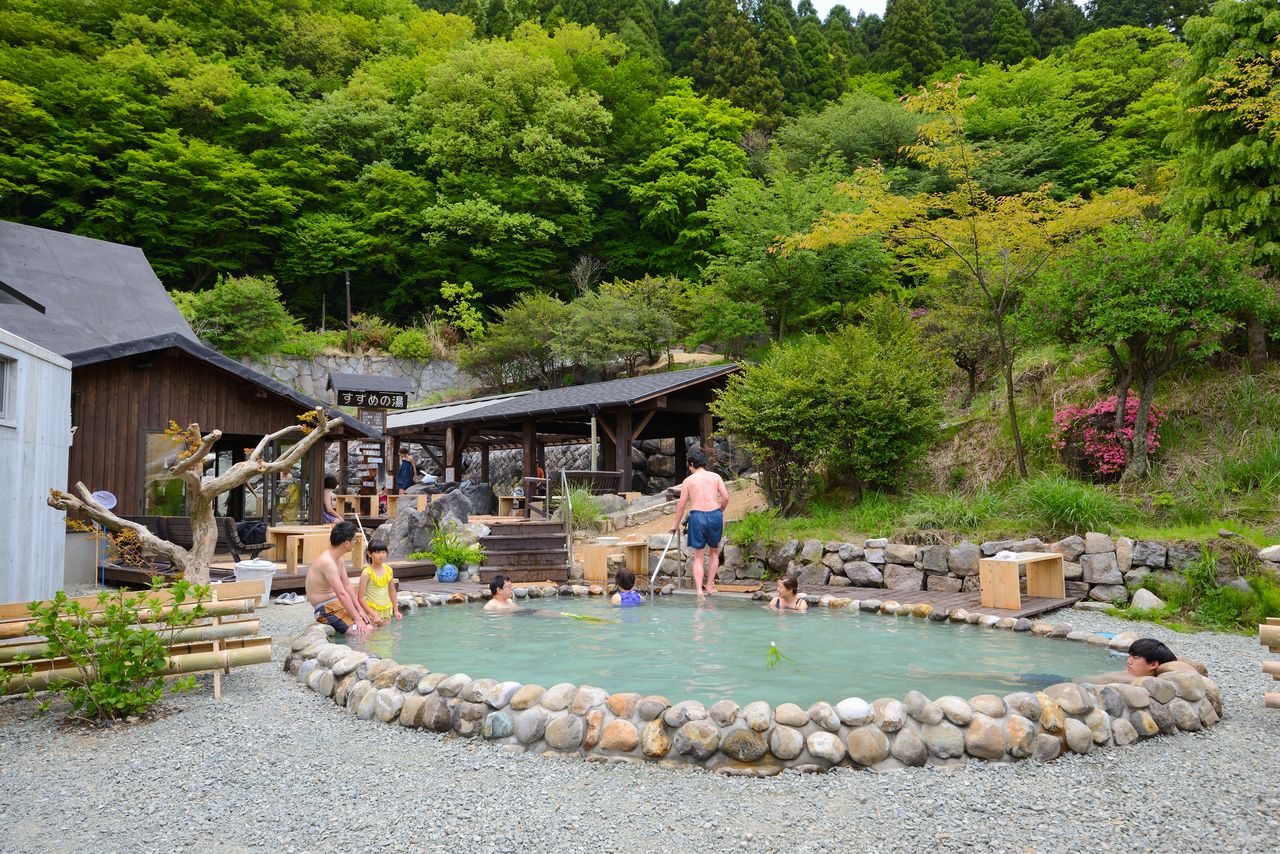 This cold mineral spring is adjacent to the open-air hot spring bath, and patrons are allowed to go back and forth as they wish.