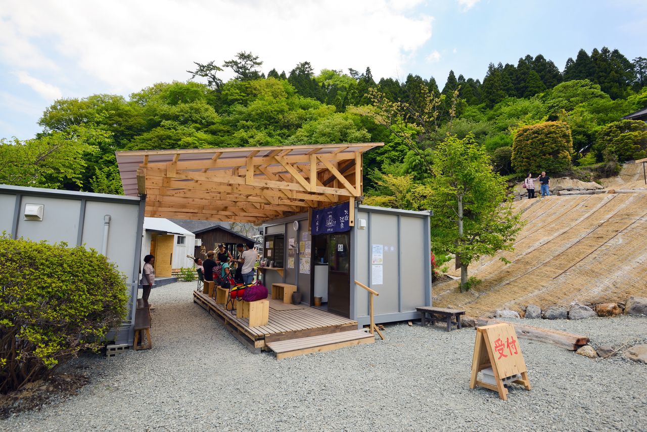 This prefab reception stand also serves as a gift shop, selling souvenirs of Minamiaso.