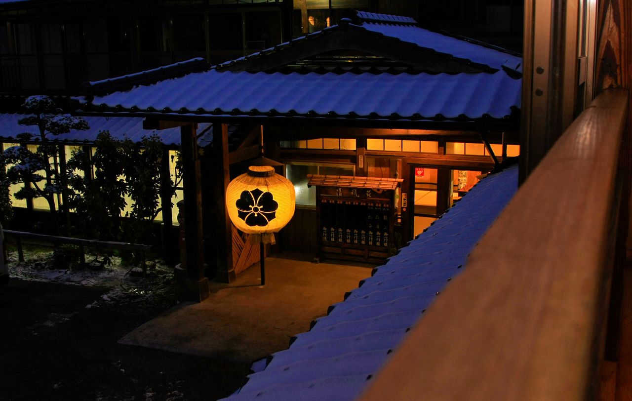 The <em>ryokan</em> entrance, prior to the quake, promised a quiet bathing experience in an exclusive atmosphere. (Courtesy of Seifūsō)