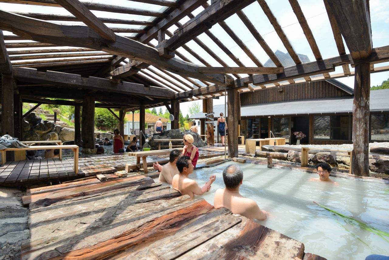 The present structure of Suzume-no-yu has a wide-open feel. Patrons visited from within and outside Kumamoto Prefecture during the Golden Week holidays in April–May 2019, soon after the reopening of the hot spring.