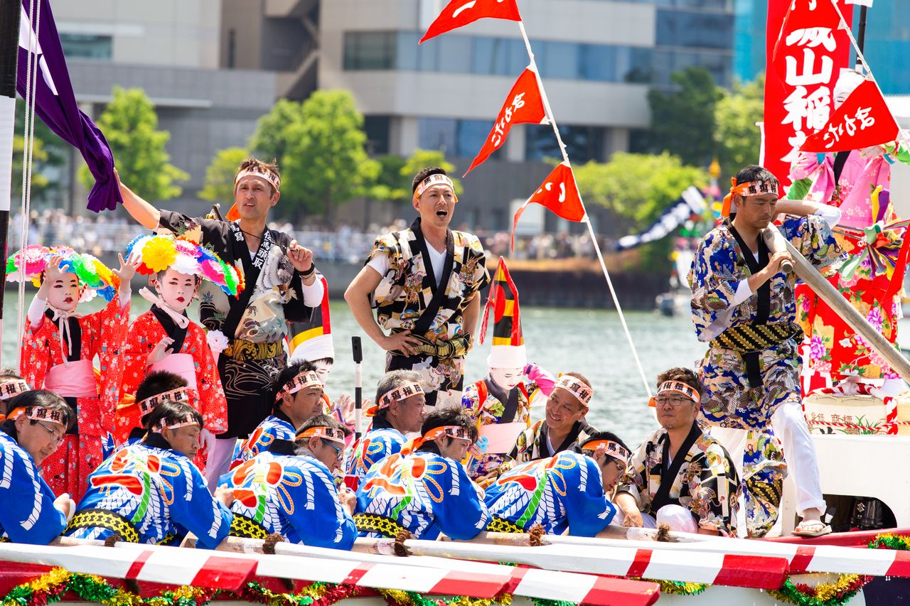 The <em>kaikaki</em> rowers shout out in response to the calls of the <em>ondotori</em>.