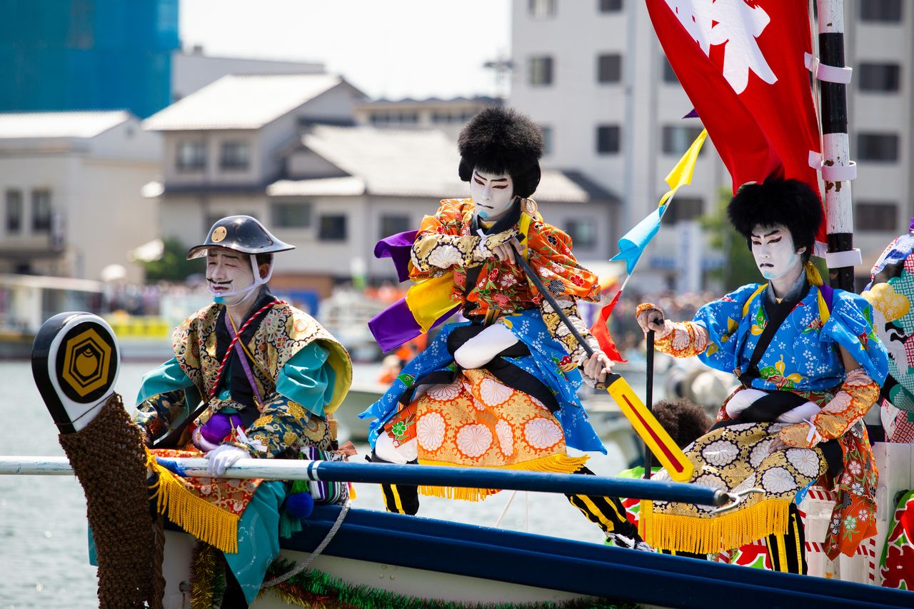 The <em>kengai</em> of Ōi, in their florid costumes, are popular with spectators for their thrilling dance moves.