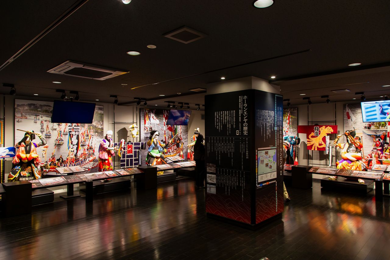 The exhibit room has life-size mannequins of the <em>kengai</em> and <em>zaifuri</em> of the Five Lands.