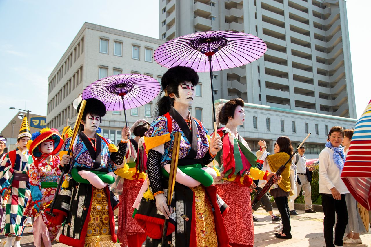 The Five Lands representatives show signs of fatigue as they join the land procession, but at Jōzan Inari Shrine, they regroup and perform their final devotional Kaidenma-odori dance.