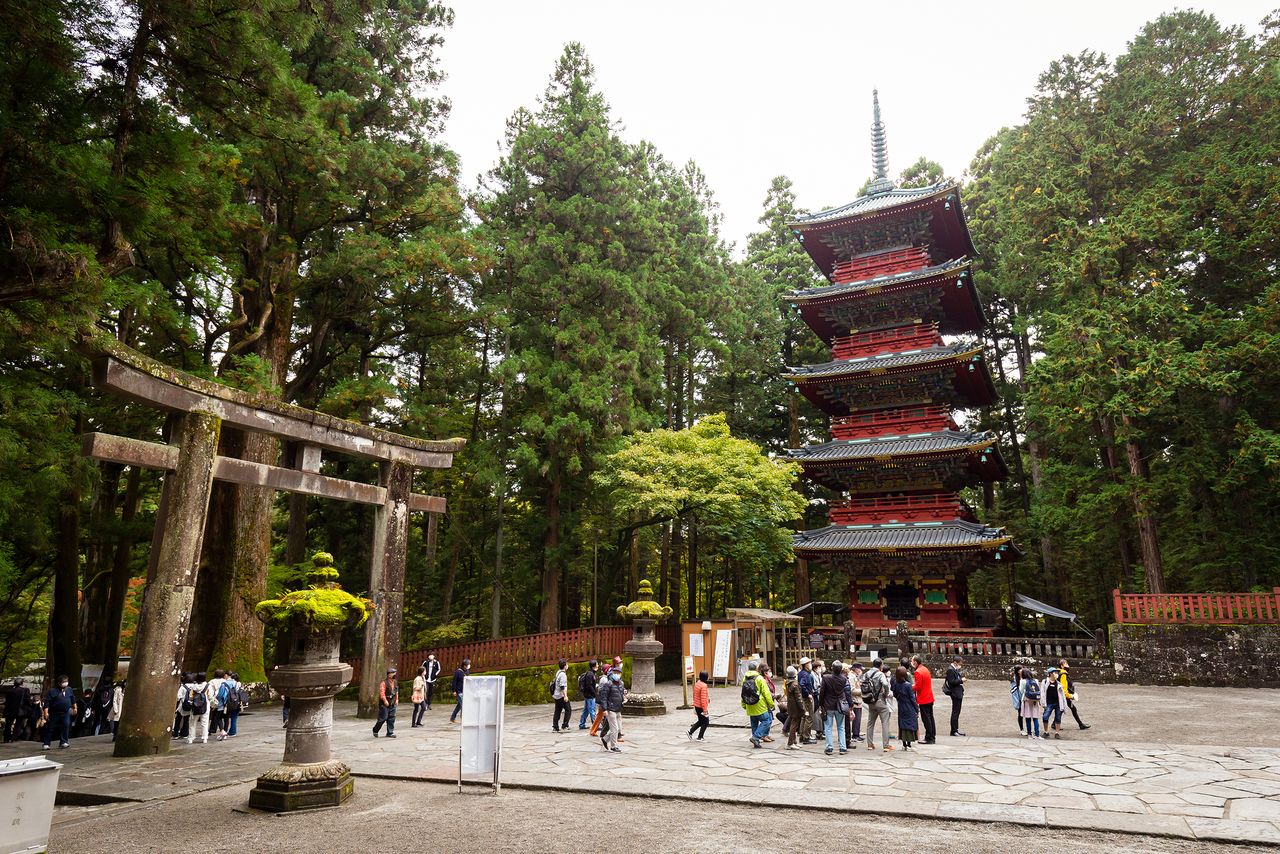The stone torii on the left was donated by Kuroda Nagamasa, lord of the Chikuzen domain in Kyūshū. To the right, the five-storied pagoda was a gift to the shrine from Sakai Tadakatsu, lord of the Obama domain in western Japan.