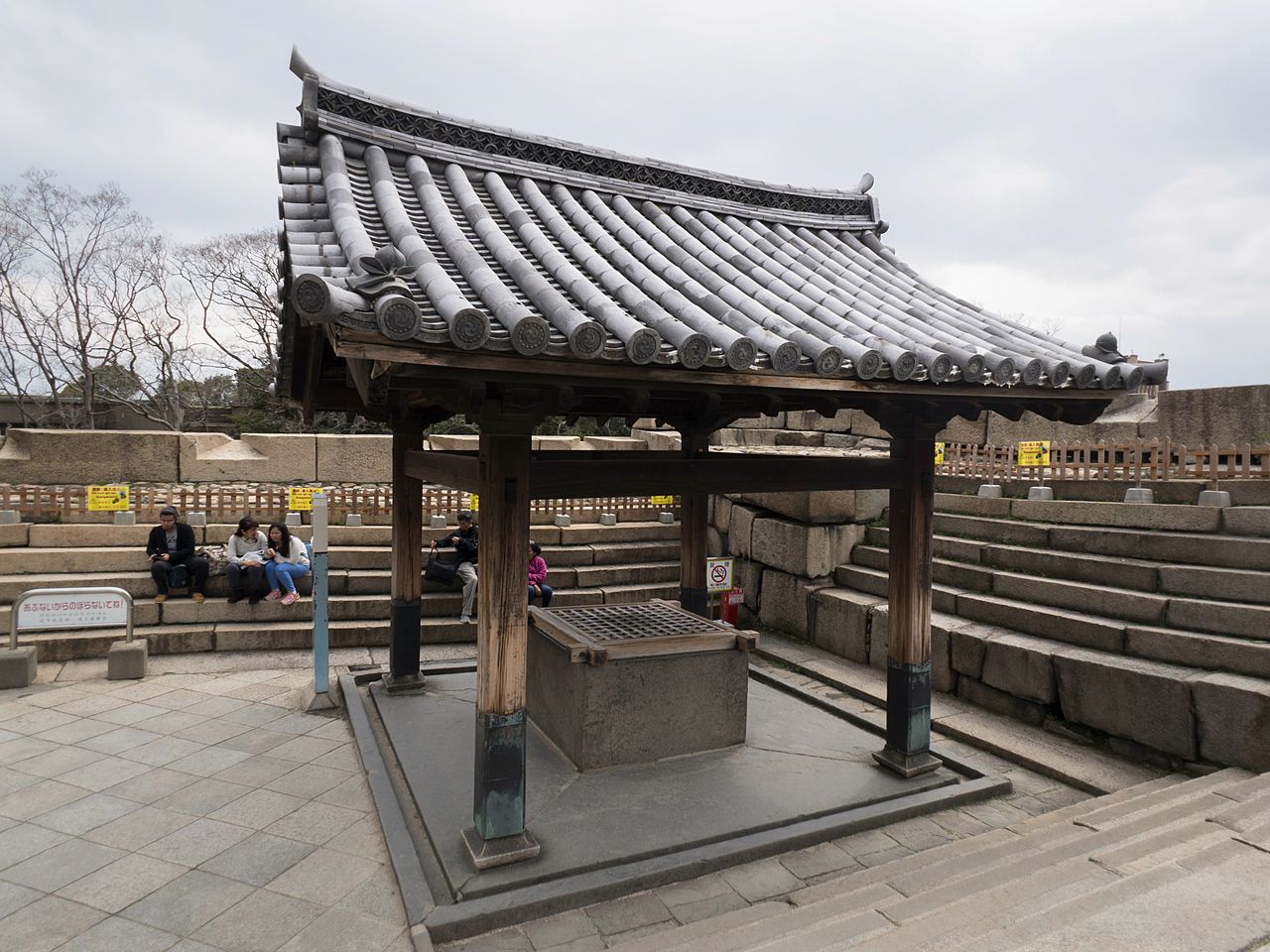 The roof over the Kinmeisui well, erected in 1626. 