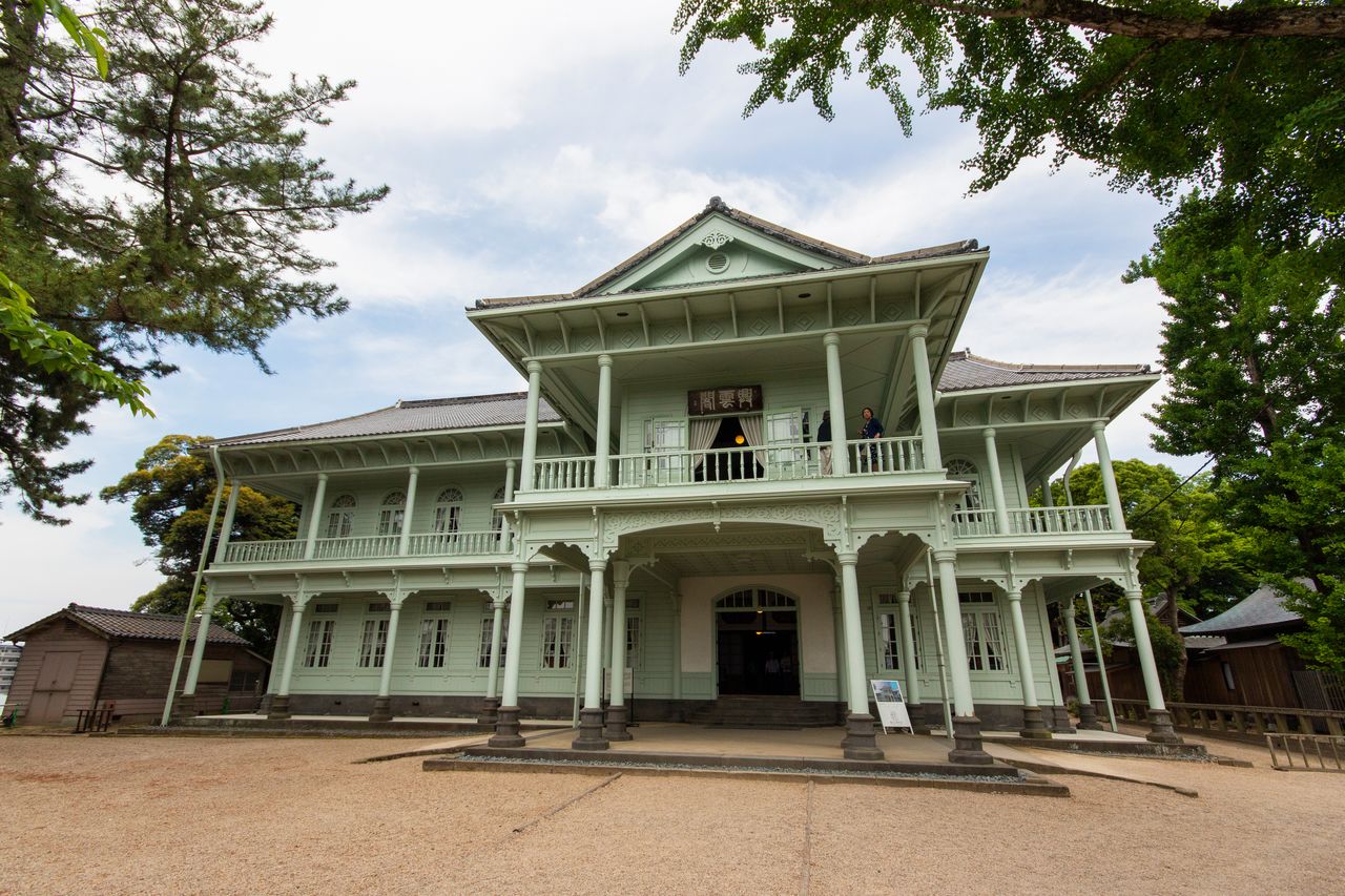 Constructed in 1903, the Kōunkaku is an exquisite example of Meiji-period architecture. Visitors can enjoy coffee or tea at the Kamedayama Tearoom on the first floor.