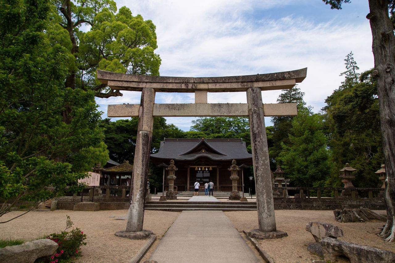 The torii and main hall of Matsue Shrine. 