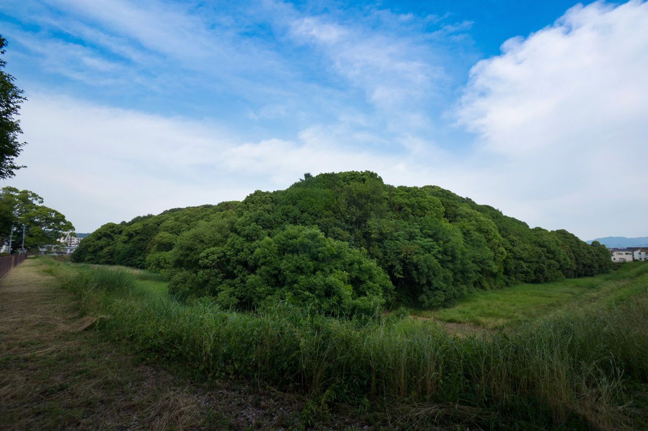 The Nakatsuhime-no-Mikoto burial mound is surrounded by a narrow moat.