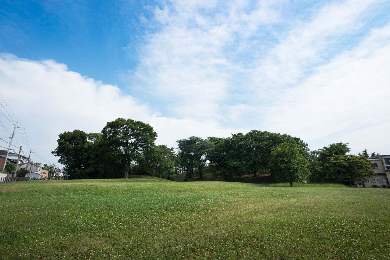 The Komuroyama tumulus is one of the few that can be climbed. Now a park, it is popular with local residents.
