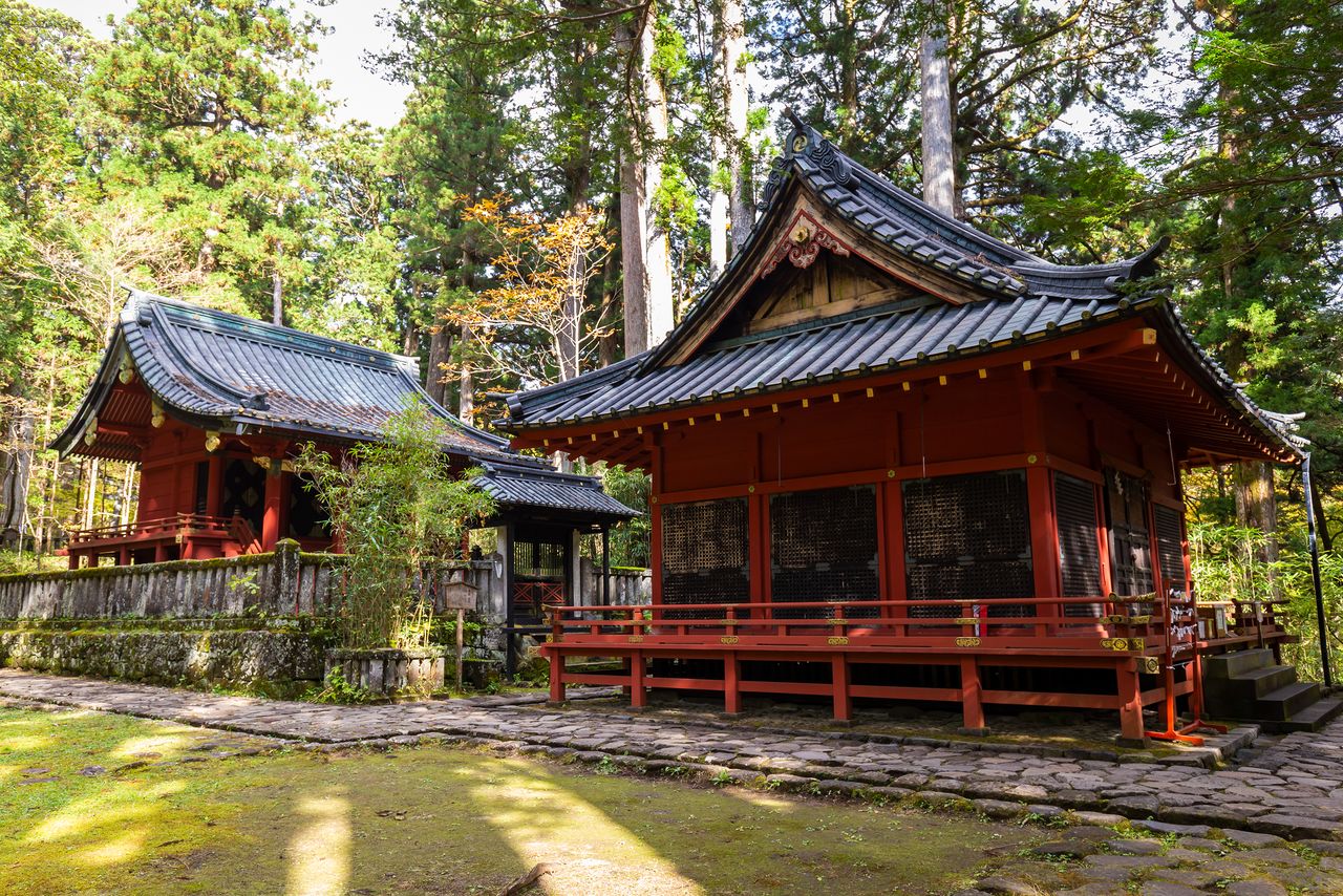 The haiden worship hall (at right) and honden main hall at Takinoo Shrine.