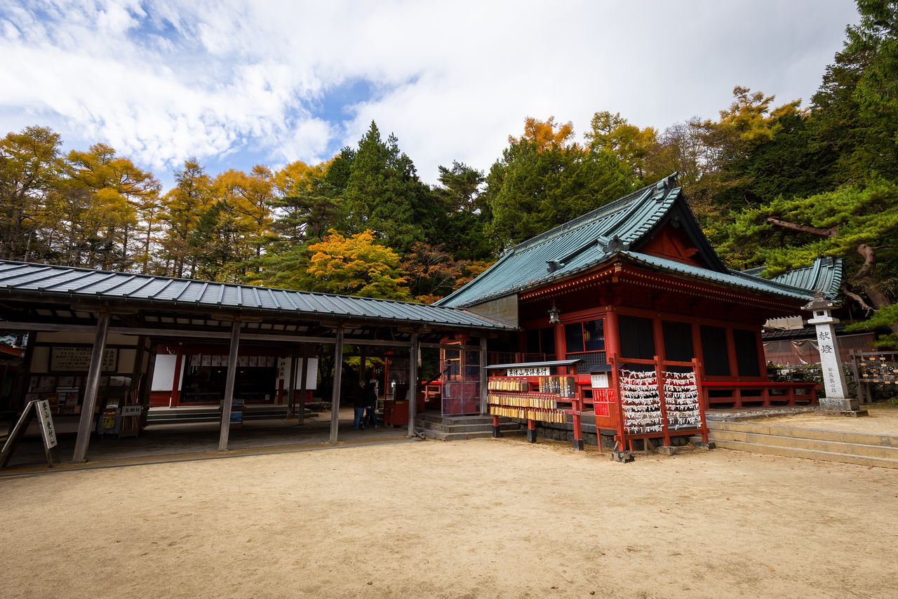 The shrine’s haiden worship hall and a glimpse of the roof of the main honden at back right; both are important cultural properties.