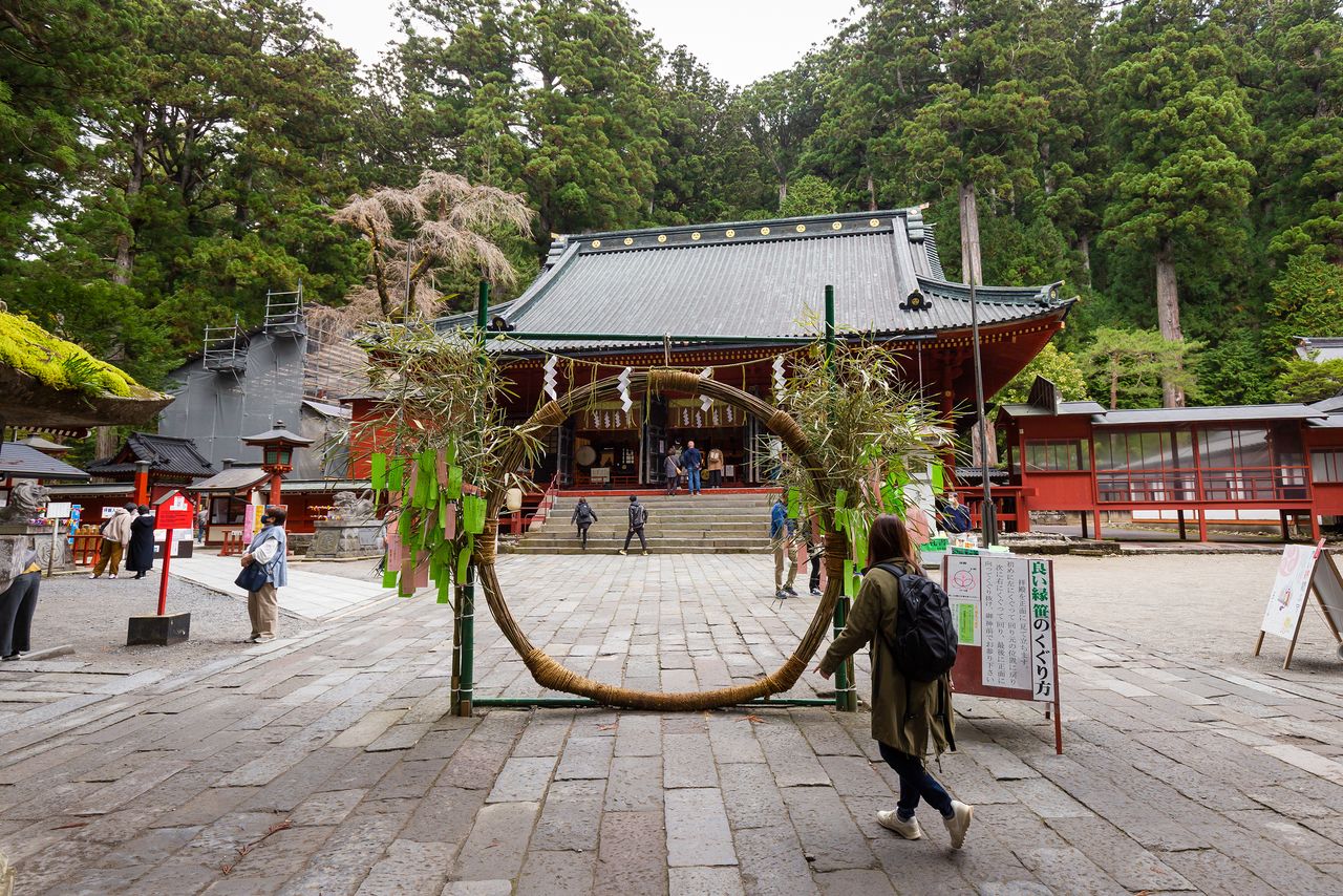A festival held from mid-September to late November each year features a ring woven from bamboo grass before the worship hall. Visitors pass through the ring three times in all, returning to the front once around the left side and once around the right before heading straight through to pay their respects at the haiden.