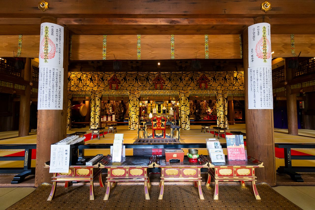 The interior of the Konponchūdō. In keeping with the belief that all creatures are equal, the Buddha’s gaze meets the eyes of worshippers.