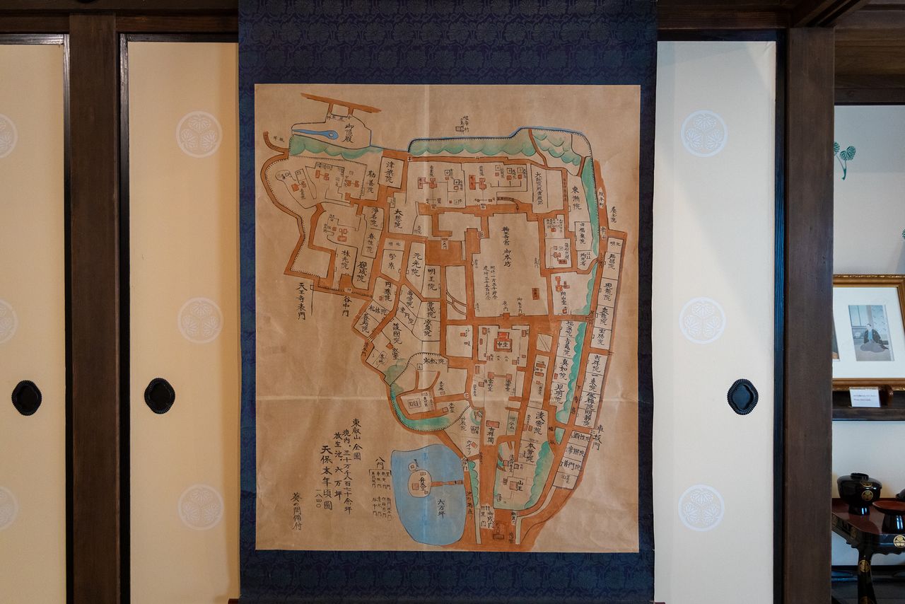 This map of Tōeizan in the Aoi no Ma shows the huge area covered by the temple precincts. In the Edo period, Daijiin occupied the site of Kan’eiji’s present-day main hall.