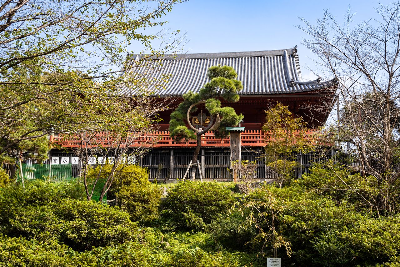 Kiyomizu Kannondō, built on a slope near Shinobazu Pond, and the famous Tsuki no Matsu “moon pine,” whose trunk, trained into a circular shape, frames the Bentendō.