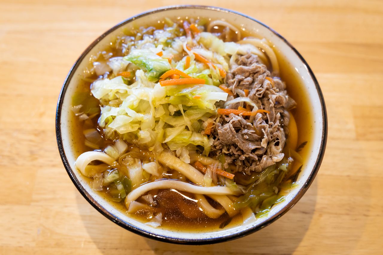 The typical Yoshida udon is topped with horsemeat and boiled cabbage and accompanied by a spicy paste seasoning. Extra-chewy udon in dipping sauce is also popular.