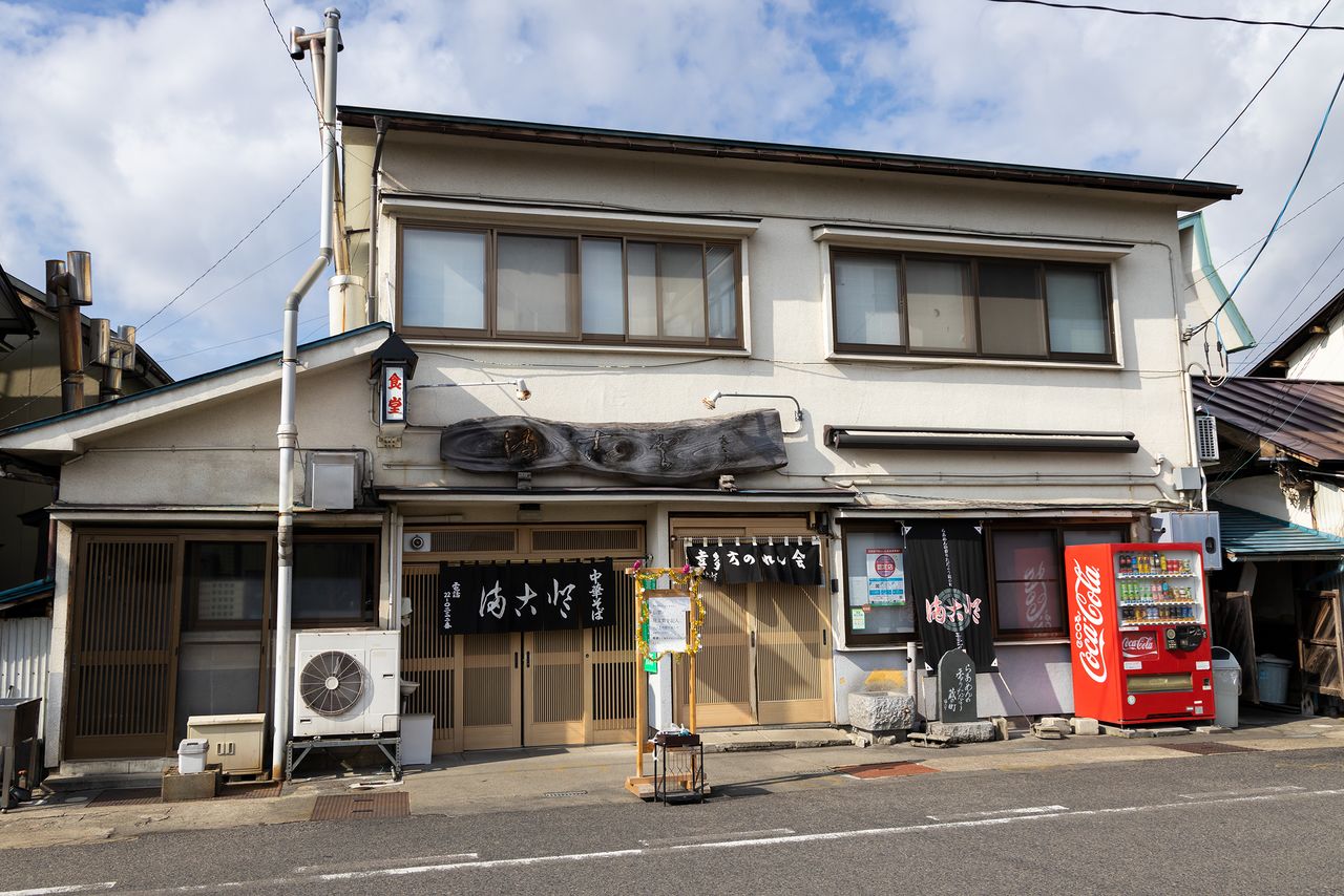 Makoto Shokudō is near the Kitakata city office. Ramen lovers start lining up before the shop opens, just like they do at Bannai Shokudō.