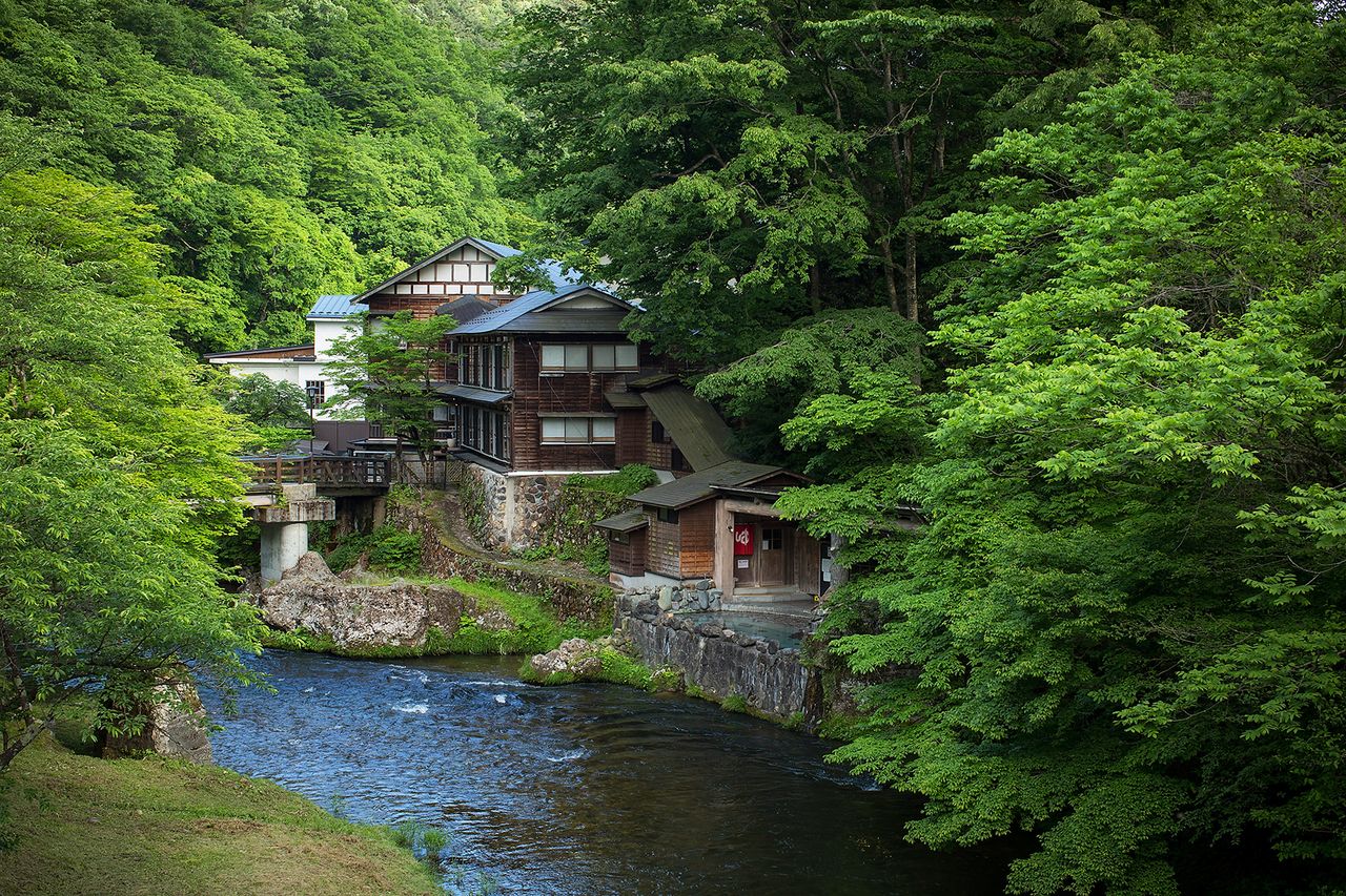 The Ōsawa-no-yu outdoor bath stands on the riverbank. (Courtesy Ōsawa Onsen)
