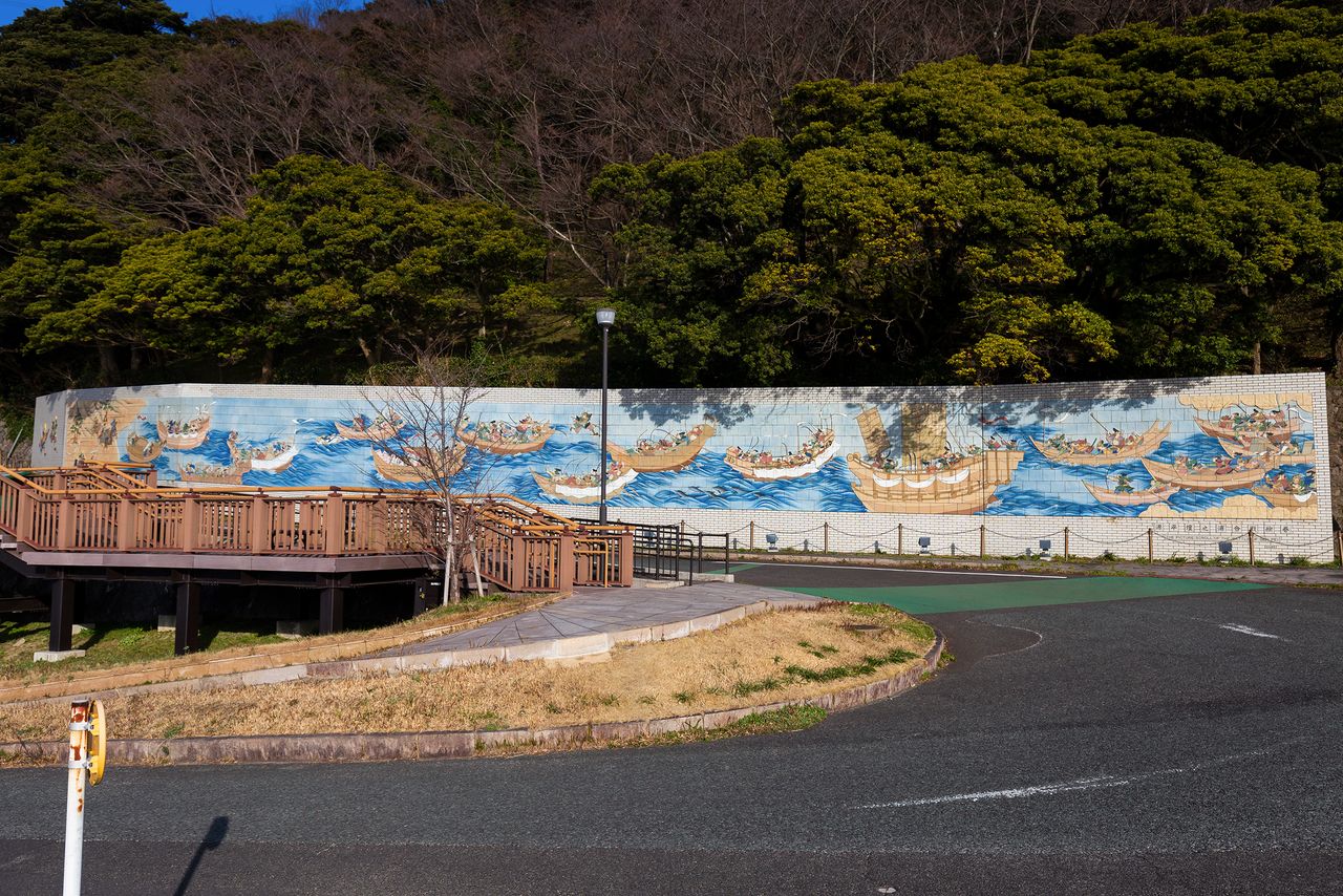 The 50-meter wide mosaic is made from Arita porcelain and recreates images from a picture scroll of the Dannoura battle.