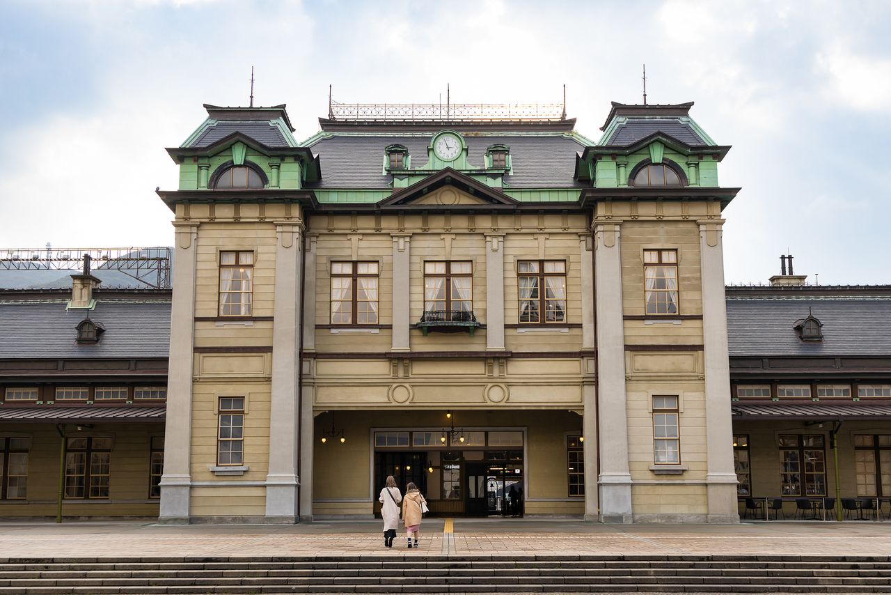 JR Mojikō Station, an important cultural property, was built in 1914.