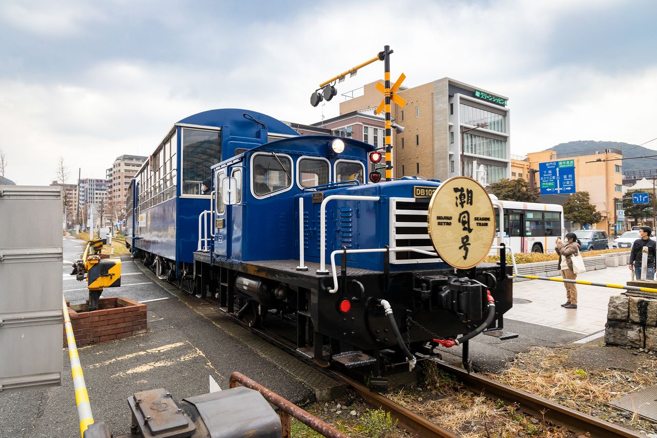 The Shiokaze trolley train is popular with visitors. The one-way fare is ¥300 for adults and ¥150 for children. One-day tickets are also available.