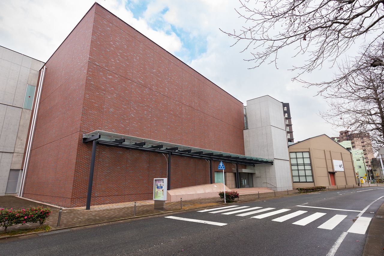 The Idemitsu Museum of Arts houses the collection of Idemitsu Sazō. Moji, formerly a major coal shipping port, later became the home of one of Japan’s leading petroleum companies.