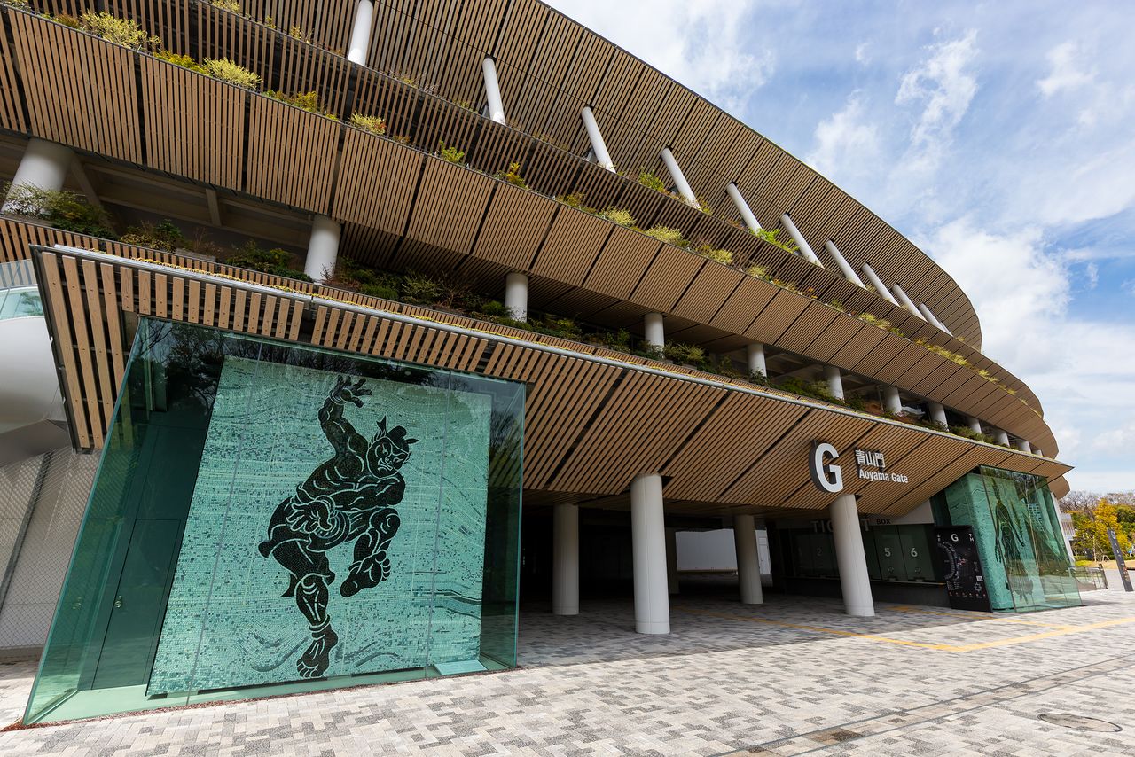 Participants are encouraged to take a walk around the complex after the tour. Photographed are murals of the mythical sumō wrestler Nomi no Sukune and the Greek goddess Nike that decorated the old National Stadium, venue of the 1964 Tokyo Games.