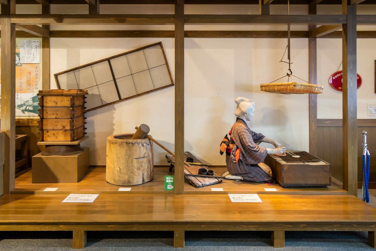 A display at the tourist facility Parisse shows how rice crackers were made during the Edo period.