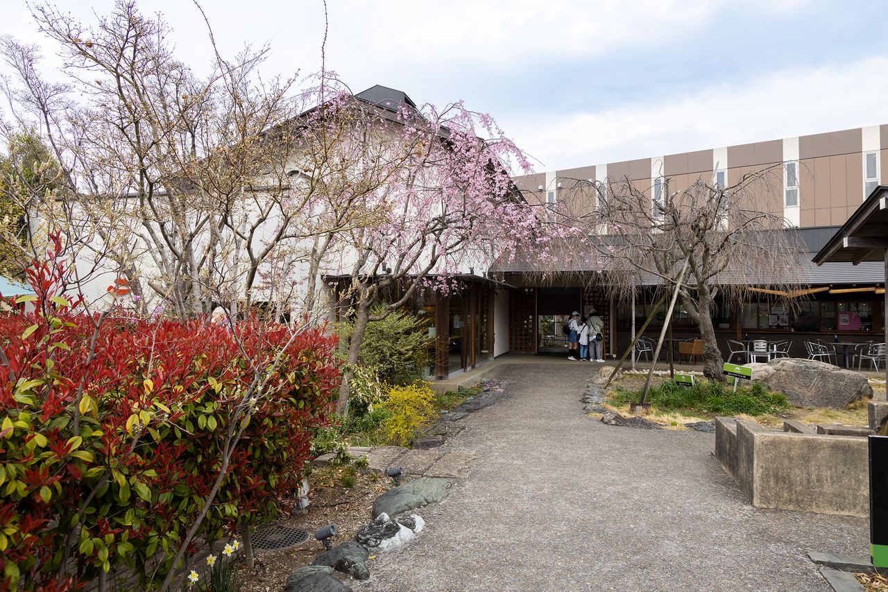 The entrance to the Sōka Senbei Garden. The facility is around a nine-minute walk from Shinden Station on the Tōbu Isezaki Line.