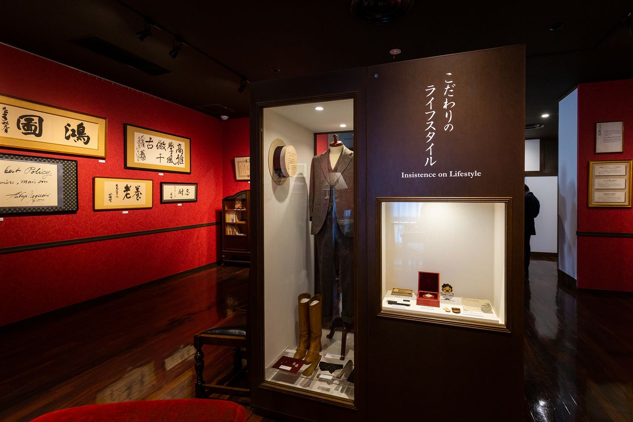 Fascinated by new things and a follower of fashion, Noguchi wore stylish suits and boots and was a dedicated user of dental floss. On the wall at left are calligraphic works he wrote himself.