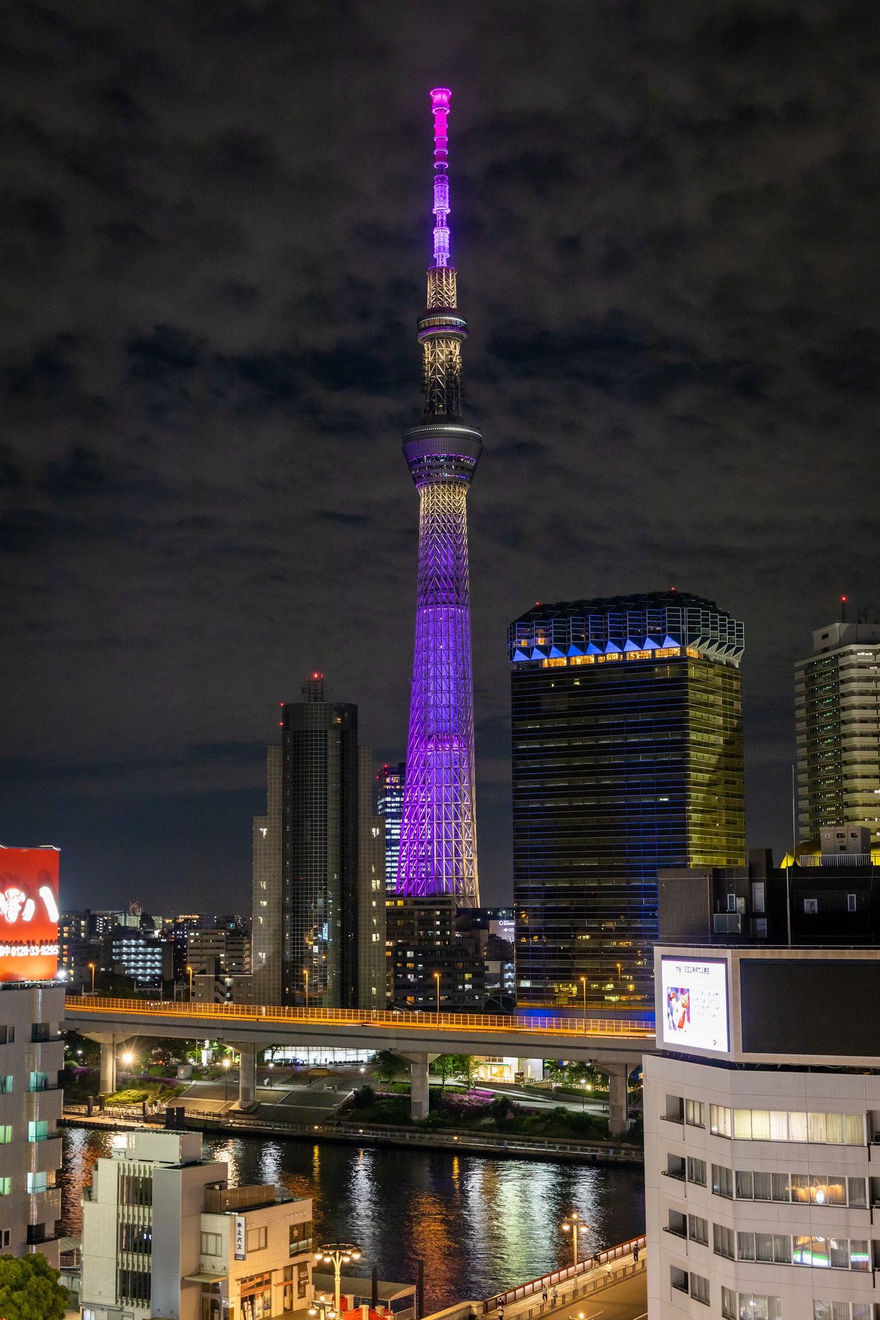 Newly-installed downward-facing projectors enhance illumination. The miyabi lighting theme is seen here from the rooftop terrace of the Asakusa Culture Tourist Information Center.