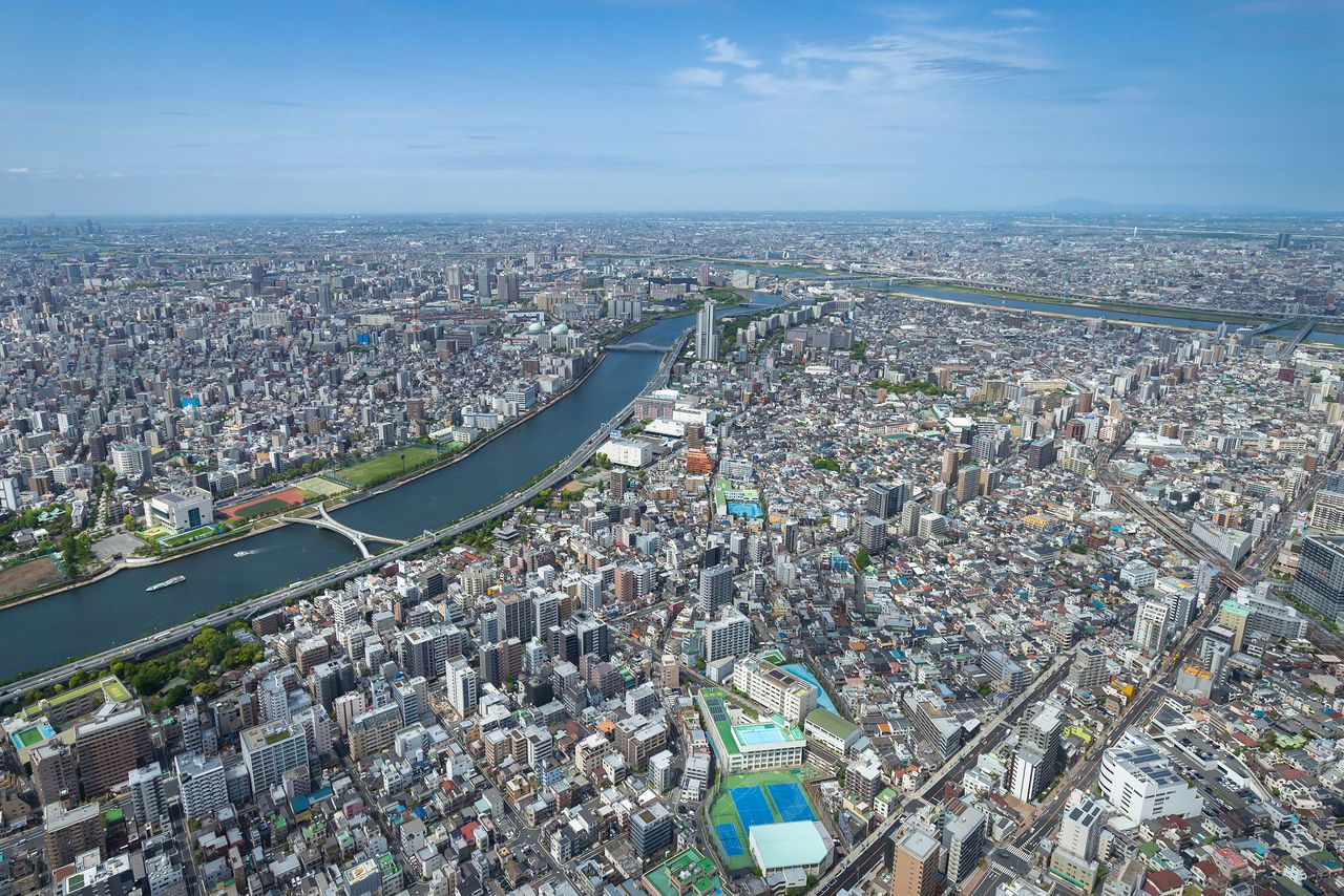 The view up the Sumida River from the Tenbō Deck, with the Arakawa River to the right. Sumida was an ideal site for manufacturing, thanks to the many artificial waterways created there during the Edo period (1603–1868).