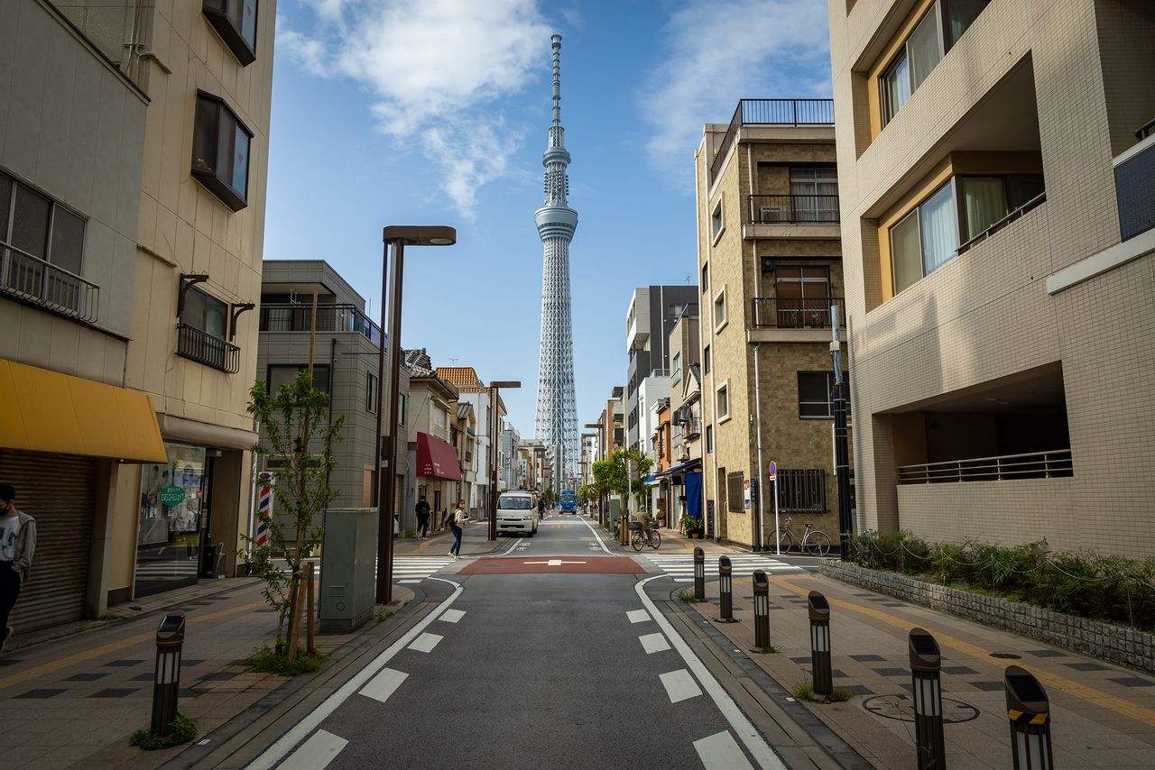 Buried power lines have improved the view of Tokyo Skytree from Kinshichō’s Tower View Road.