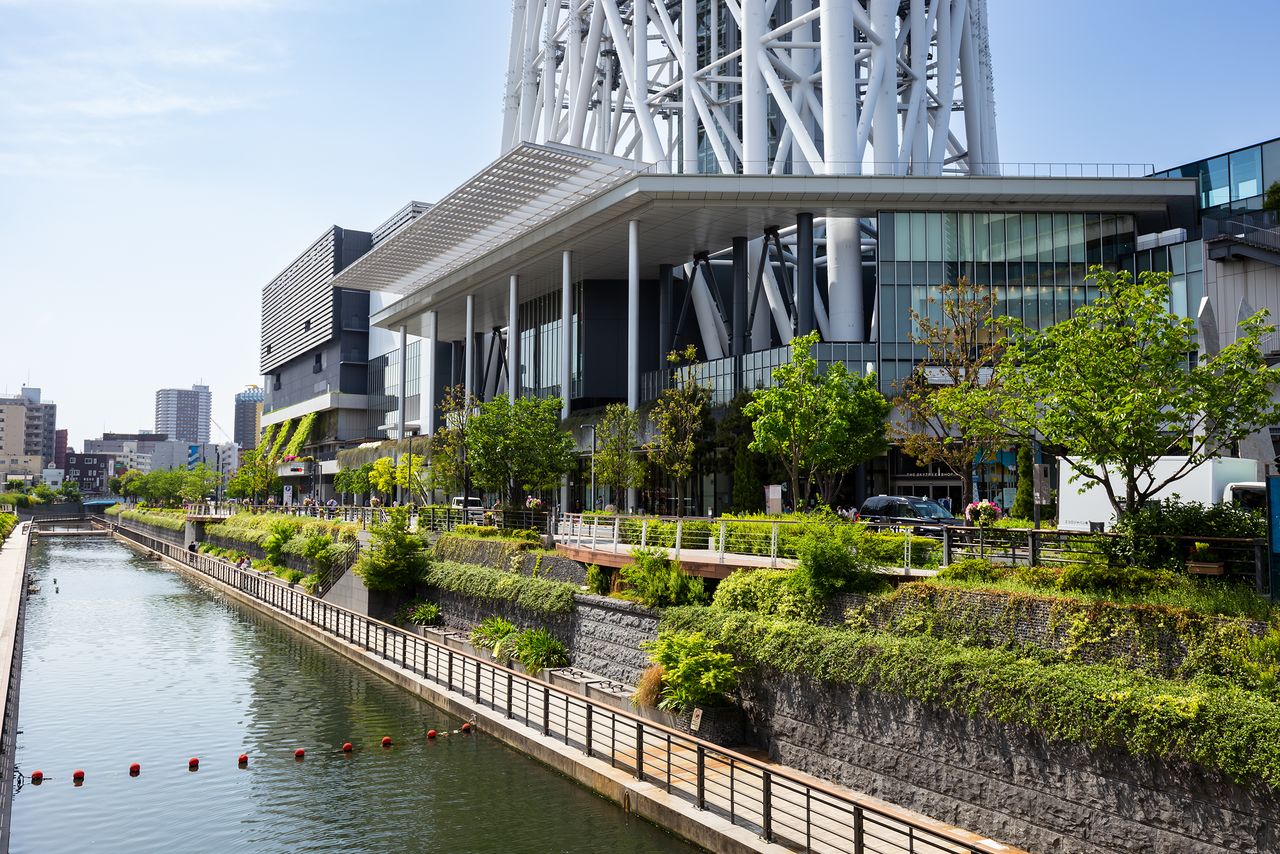 The Kitajukken River in front of the Skytree has become an attractive riverside spot.