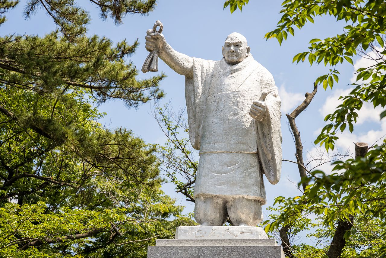 A statue of Nichiren stands in front of the Niōmon.