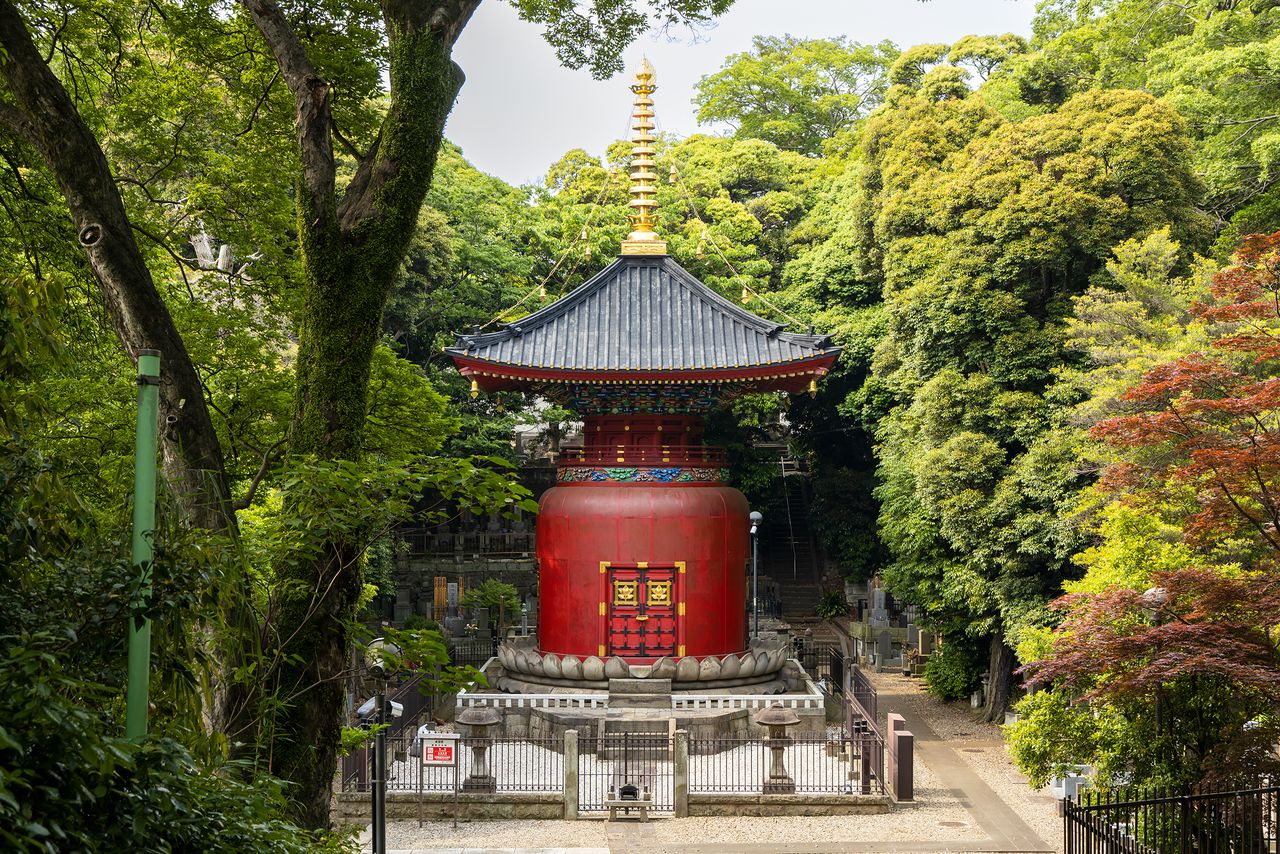 The two-story pagoda, an important cultural property, was erected in 1828 on the site of Nichiren’s cremation.