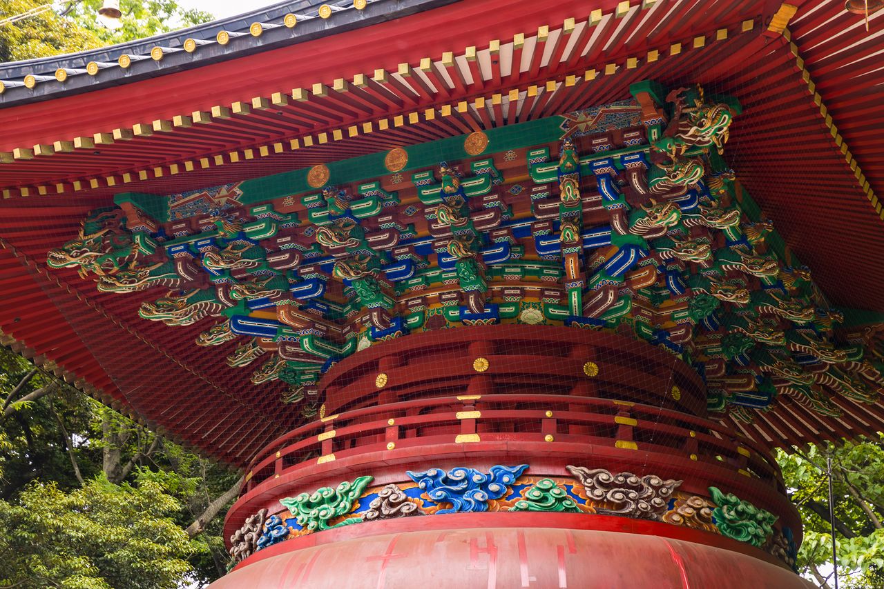 The two-story pagoda’s brilliantly colored ornamentation brings to mind the architectural style of the Nikkō Tōshōgū in Tochigi Prefecture.