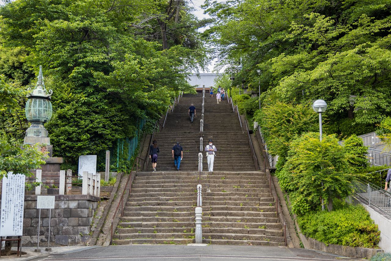 The 96-step stone stairway was built by Katō Kiyomasa.