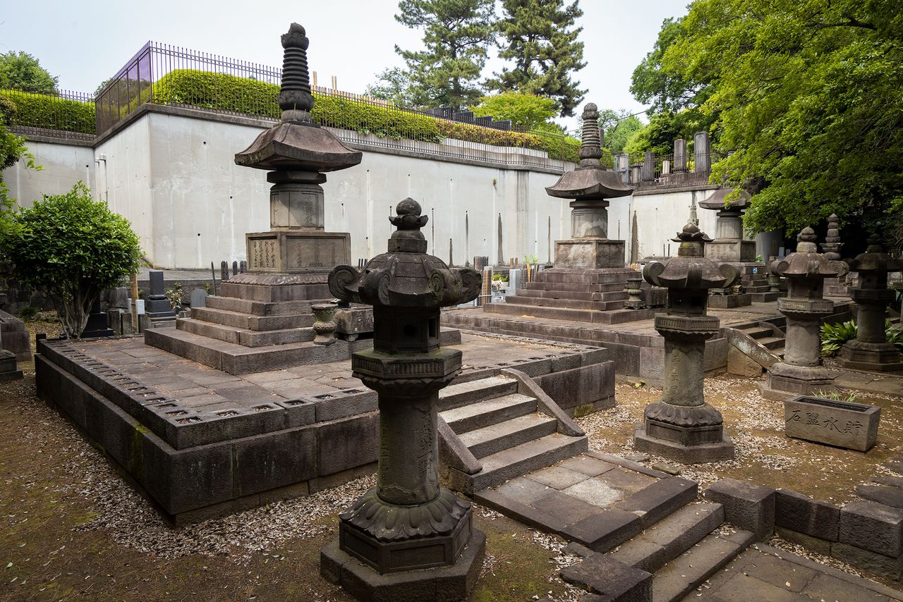 The site is the final resting place for many women of the Kishū branch of the Tokugawa family, including Oman no Kata, the concubine of first shōgun Tokugawa Ieyasu.