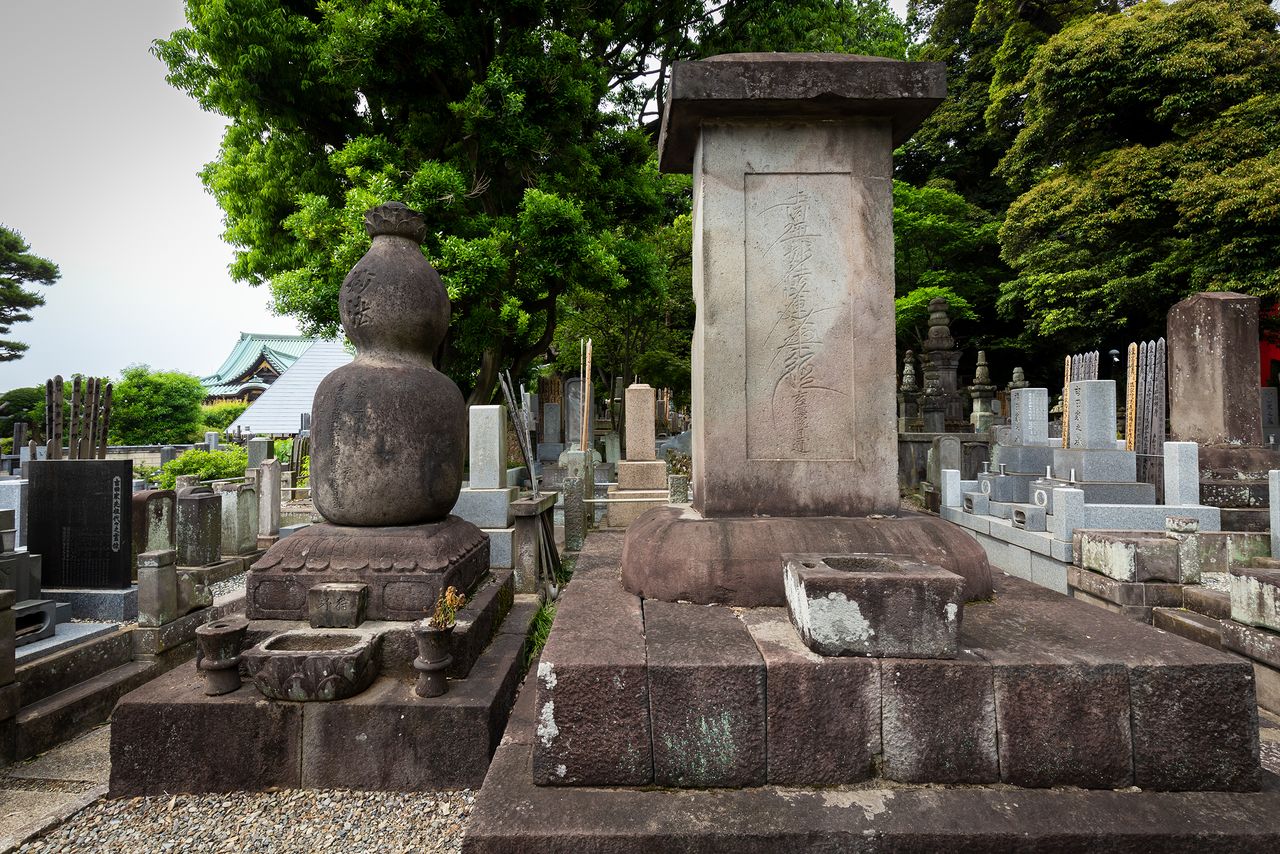 The grave of Kanō Tan’yū, who moved from Kyoto to Tokyo and was the official painter to the shogunate.