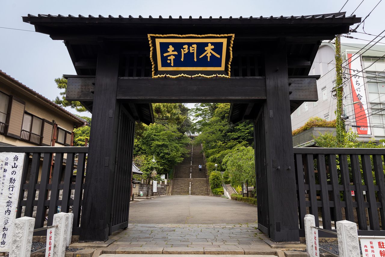 The main gate to the temple was erected during the Genroku period (1688–1709). The 1627 calligraphy by Kōetsu predates it.
