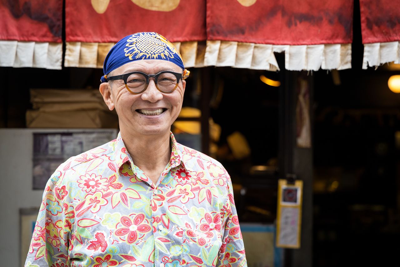Naniwaya owner Kanbe Masanori can often be found at the grill, welcoming customers with a smile.