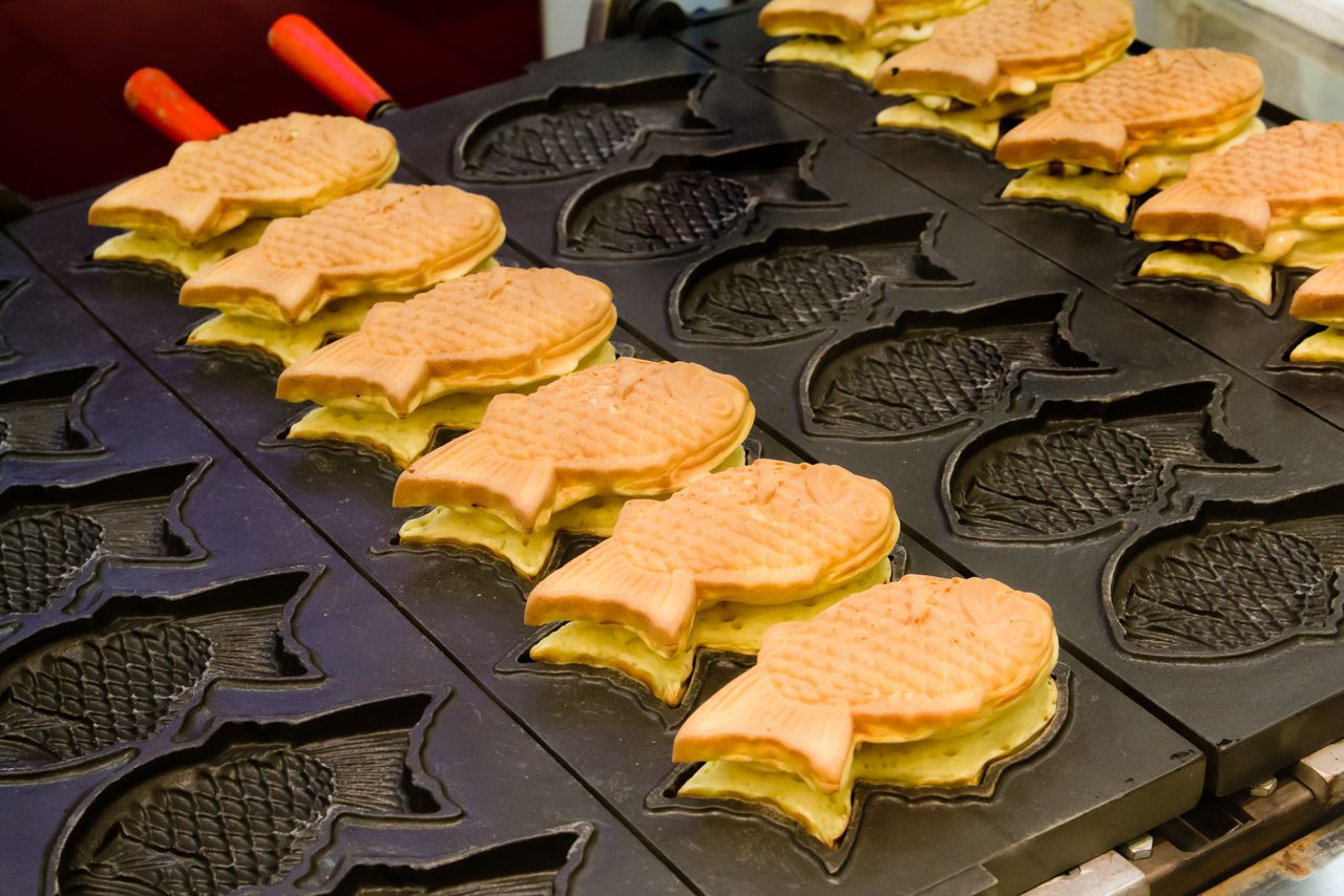 Many shops use griddles capable of cooking several taiyaki at once. (© Pixta)