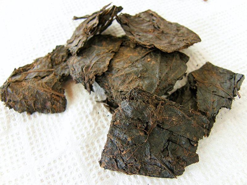 Fermented goishicha tea leaves.