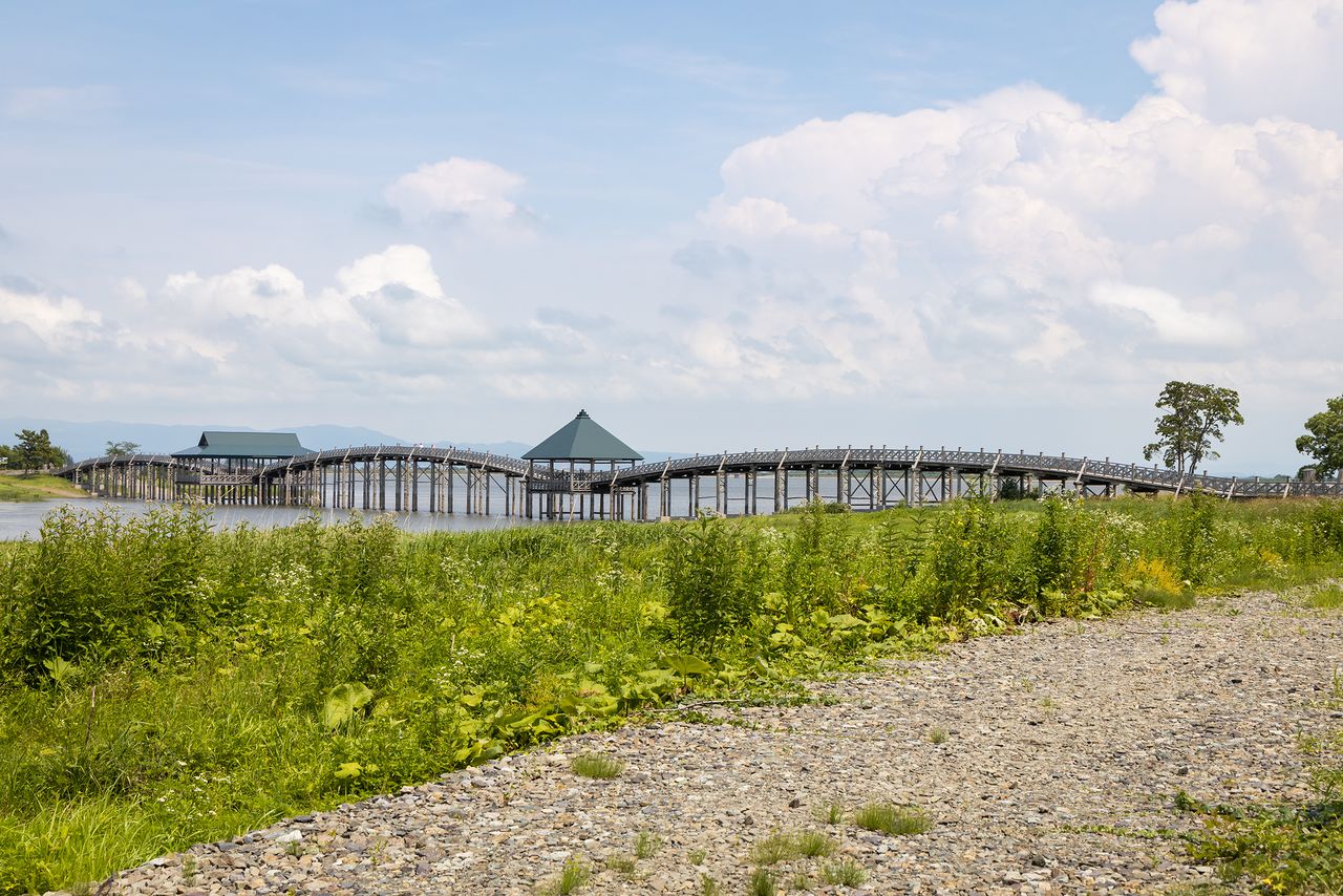 Fujimi Lake and Tsuru-no-mai Bridge as seen from the site’s main parking lot.