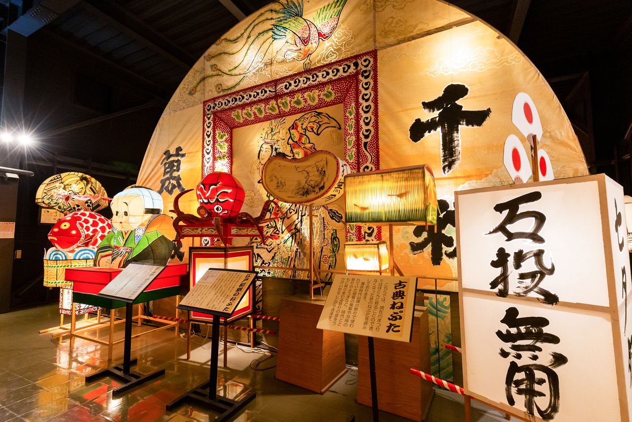 A display of different neputa lanterns from the early Edo period shows their development.