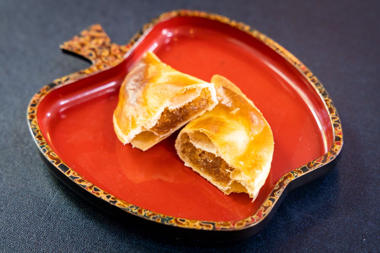 The filling is house-made jam using only the Kōgyoku variety of apples, also known as a Jonathan. The confection is popular among visitors for its fluffy pastry and gentle sweetness.