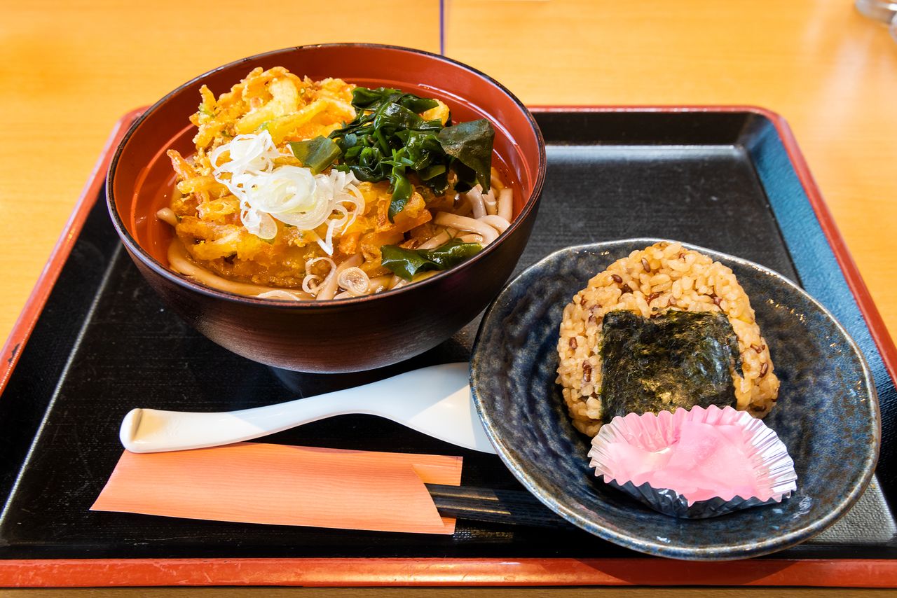 Ancient cuisine: “Jōmon udon” made with chestnuts, acorns, and yams and a rice ball containing red rice, scallops, and wild vegetables.